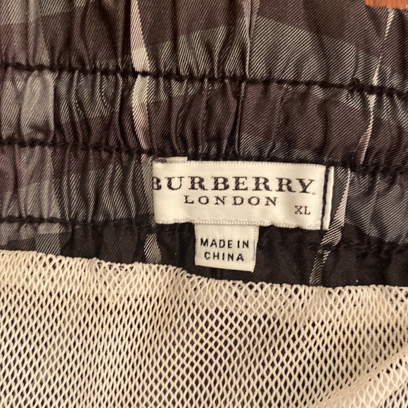 Mens Burberry swim trunks - Picture 3 of 5